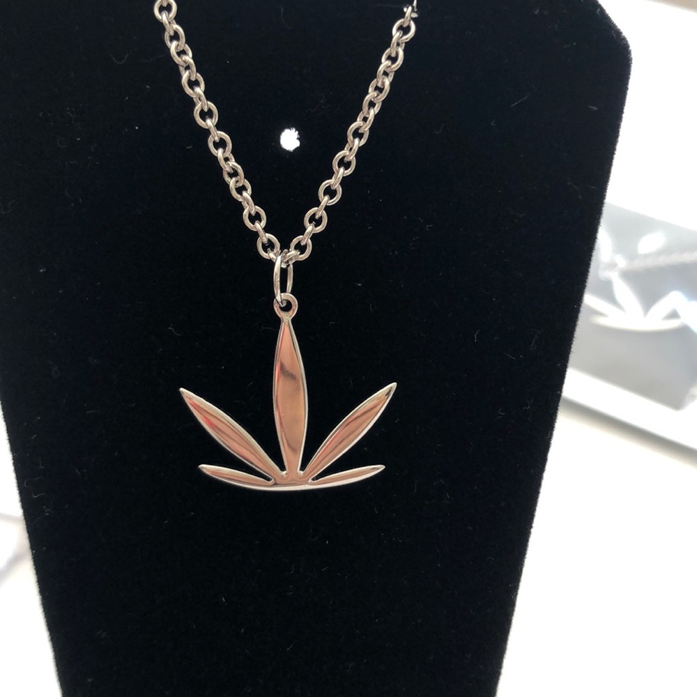 🆕 genifer M cannabis necklace